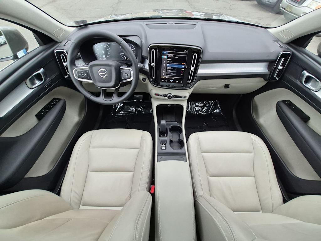 Thumbnail: 2022 Volvo XC40 - 10