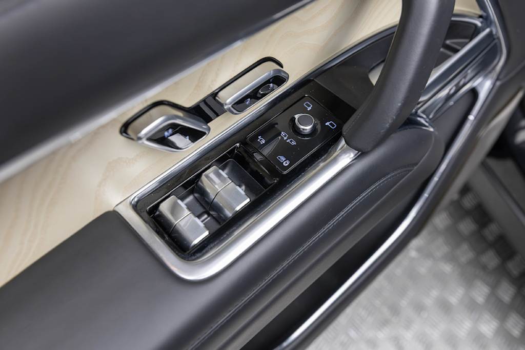 Thumbnail: 2025 Land Rover Range Rover - 25
