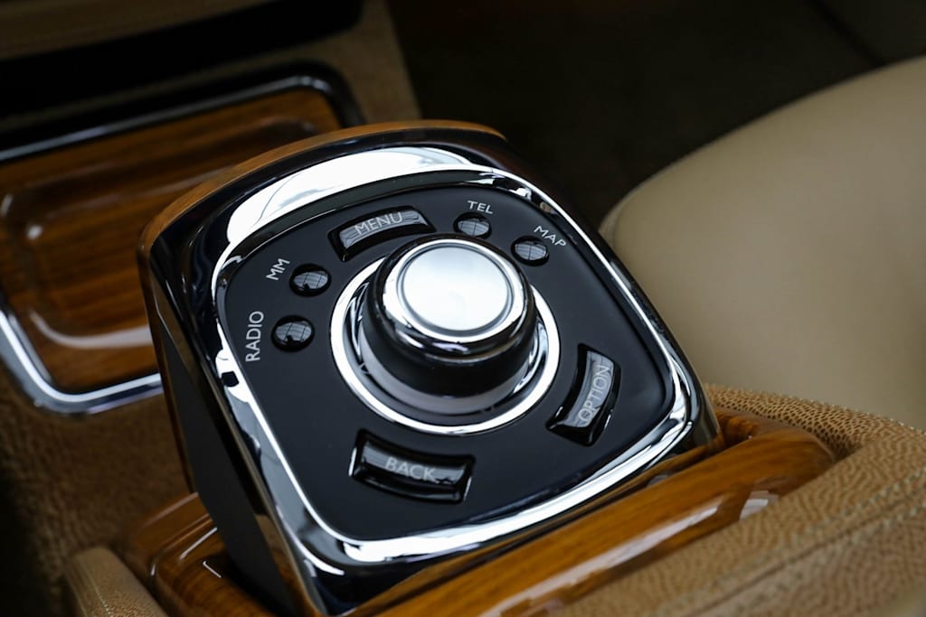 Thumbnail: 2015 Rolls-Royce Phantom - 32