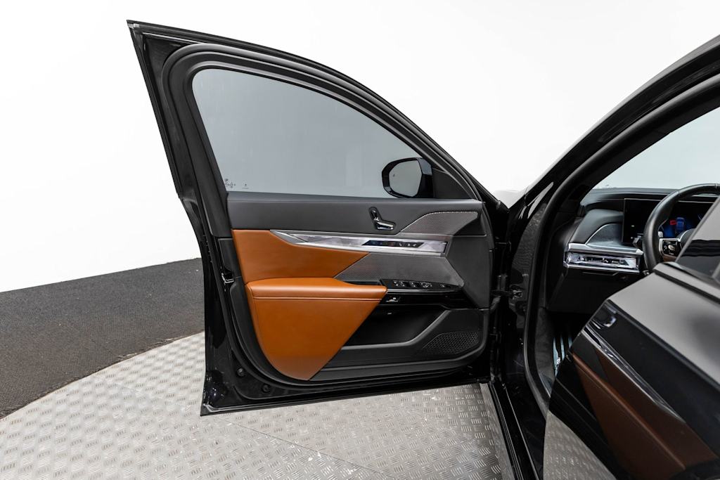Thumbnail: 2024 BMW 7 Series - 24