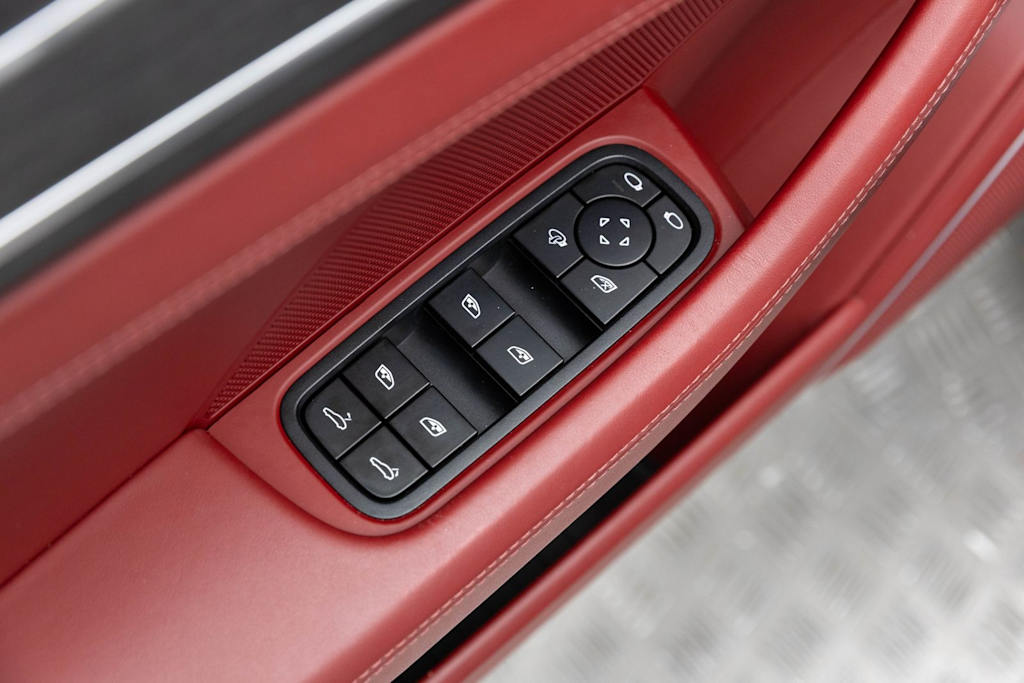 Thumbnail: 2023 Porsche Panamera - 31