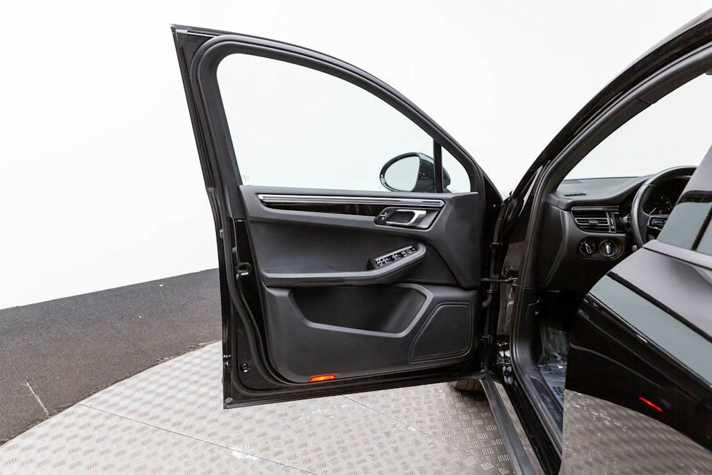 2022 Porsche Macan Base - Photo 23
