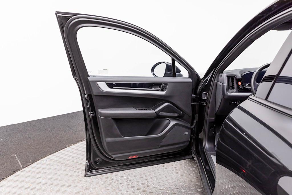 Thumbnail: 2024 Porsche Cayenne - 25