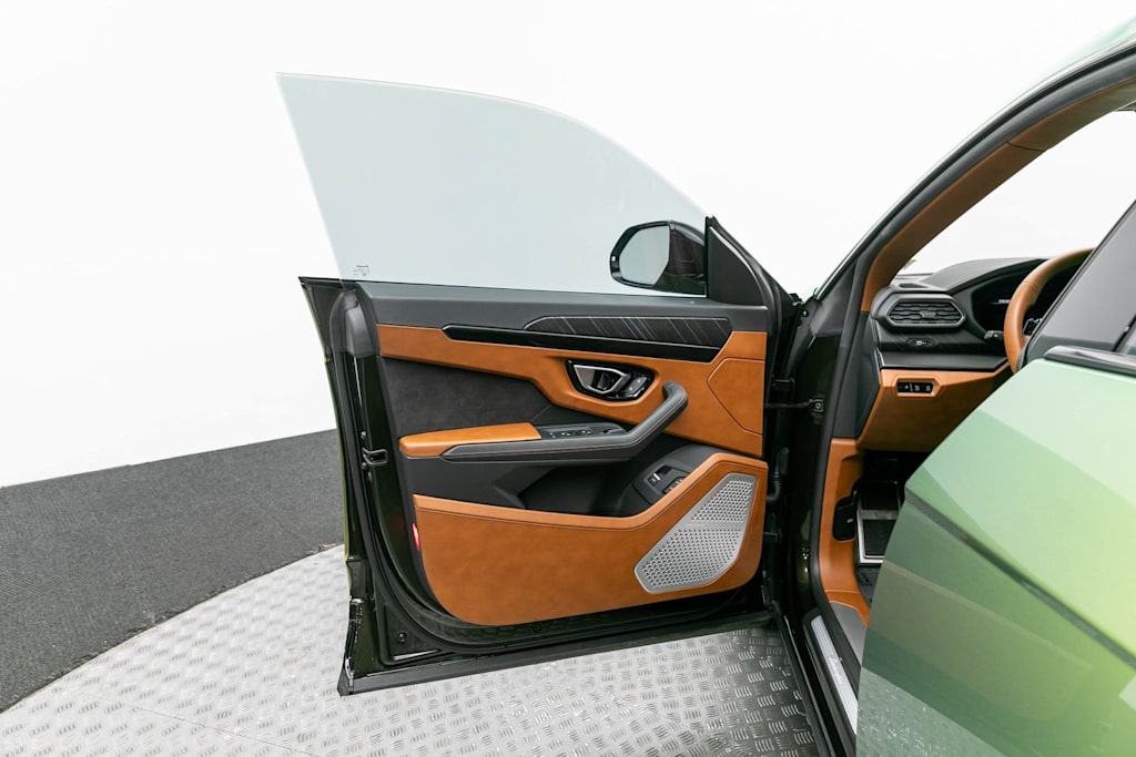 Thumbnail: 2022 Lamborghini Urus - 28