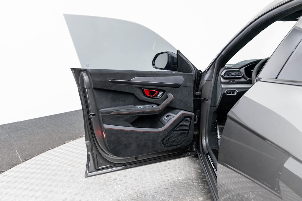 Thumbnail: 2023 Lamborghini Urus - 23