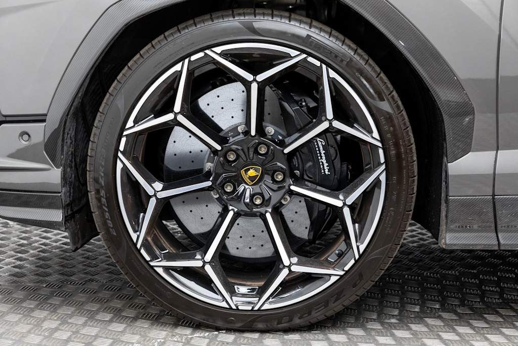 Thumbnail: 2023 Lamborghini Urus - 7