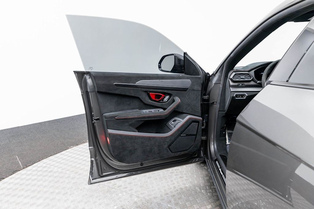 Thumbnail: 2023 Lamborghini Urus - 23