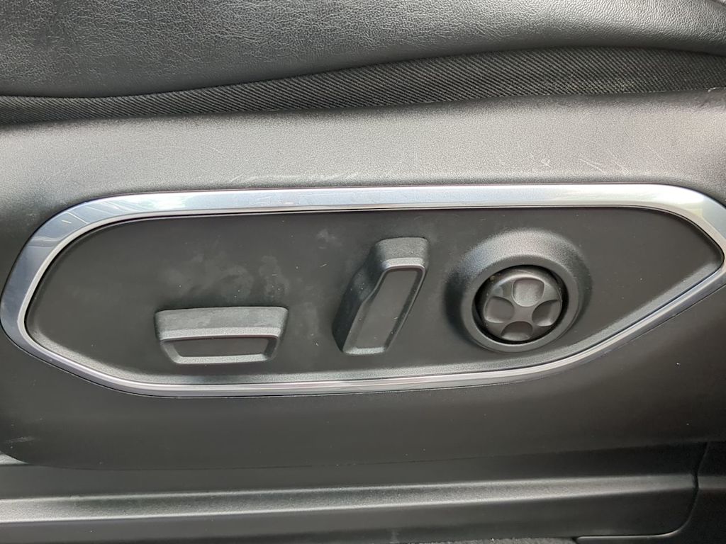 Thumbnail: 2024 Jeep Wagoneer - 25