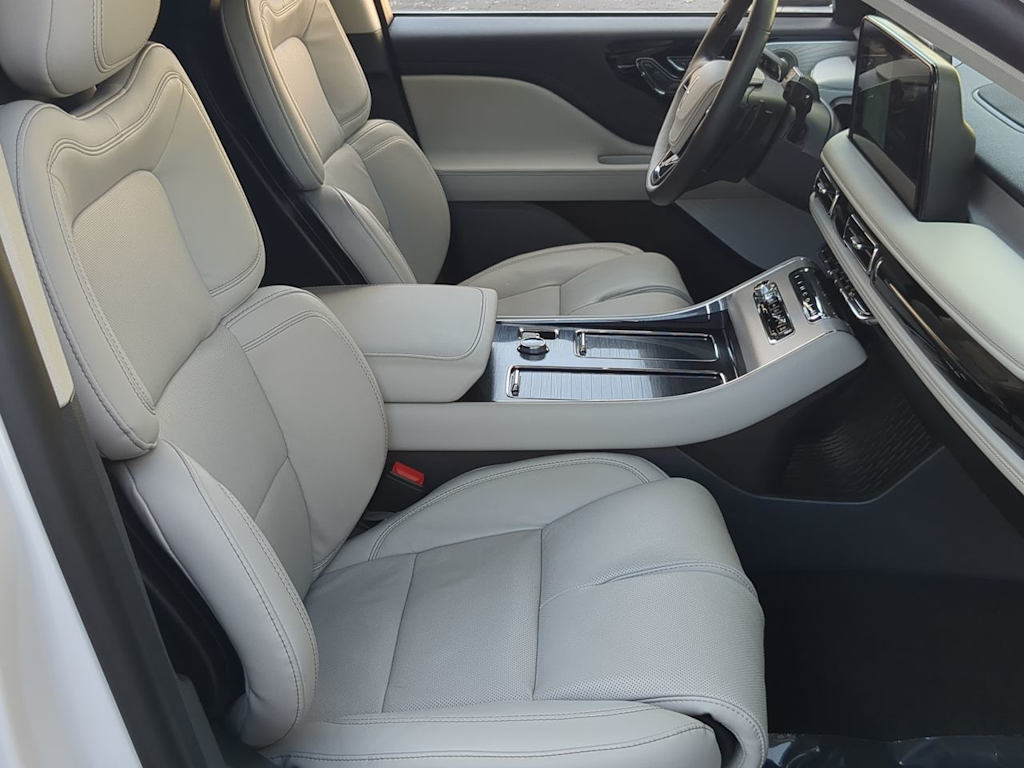 Thumbnail: 2025 Lincoln Aviator - 29