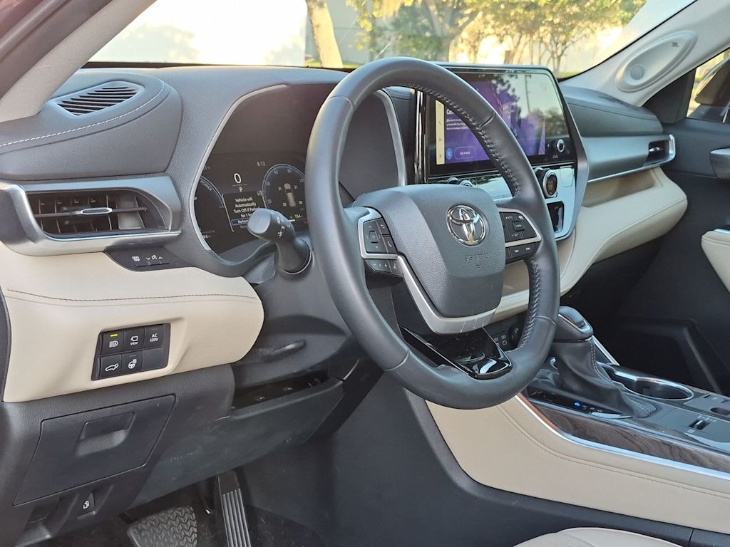 Thumbnail: 2024 Toyota Highlander - 2