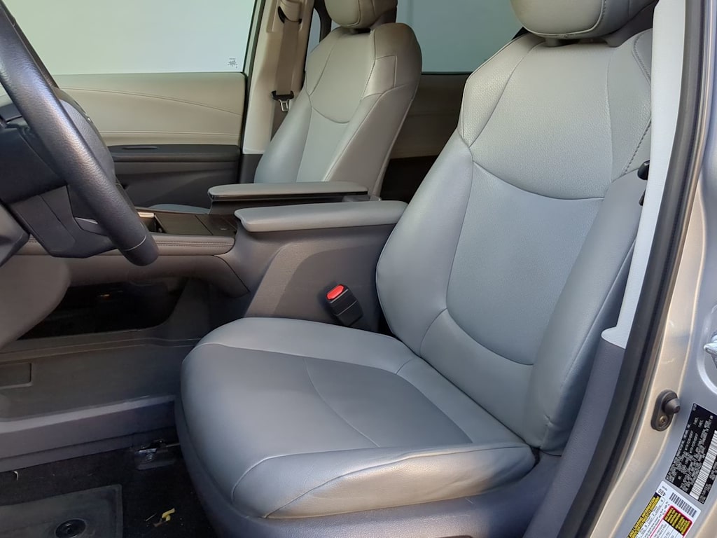 2021 Toyota Sienna XLE 10