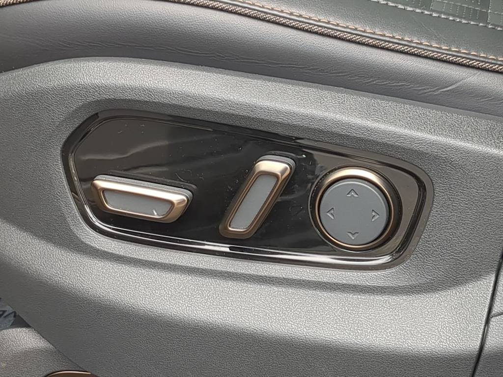 Thumbnail: 2026 Rivian R1S - 25
