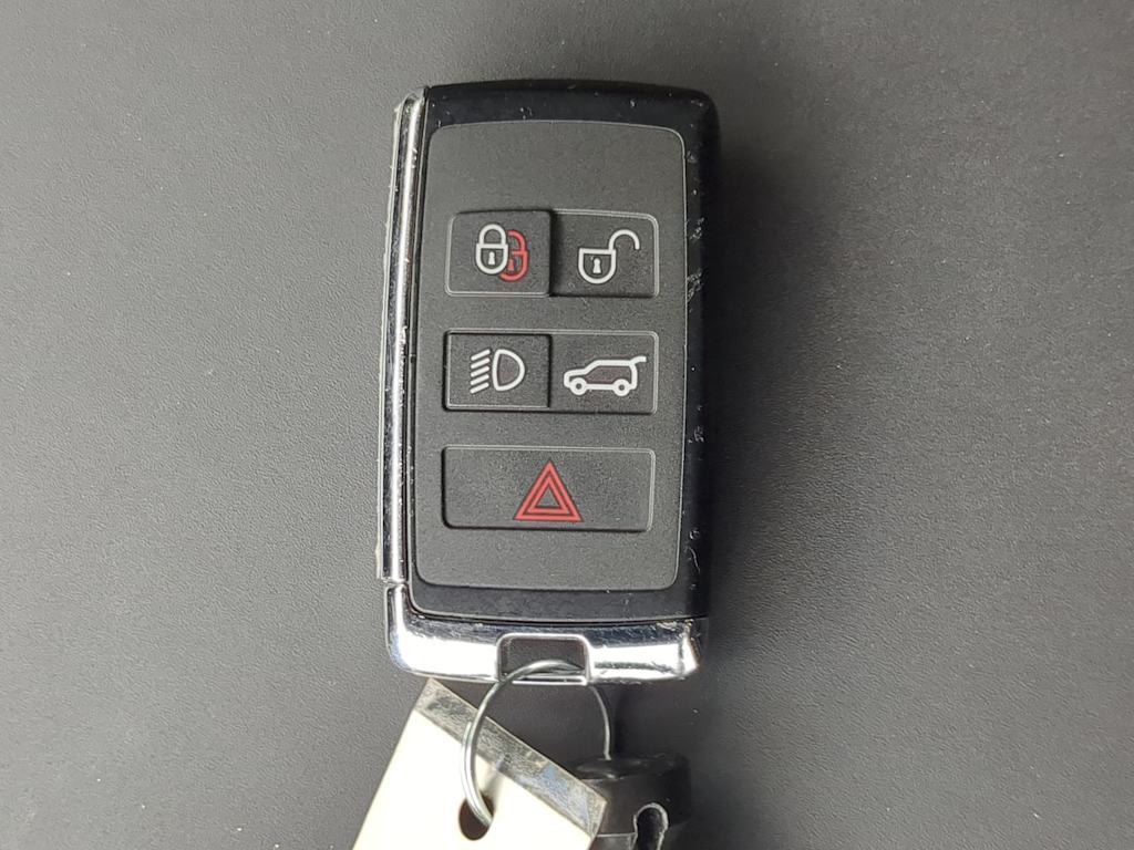 Thumbnail: 2025 Land Rover Defender - 17