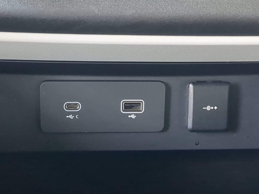 Thumbnail: 2022 Land Rover Defender - 36