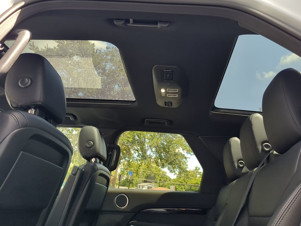 Thumbnail: 2020 Land Rover Discovery - 28
