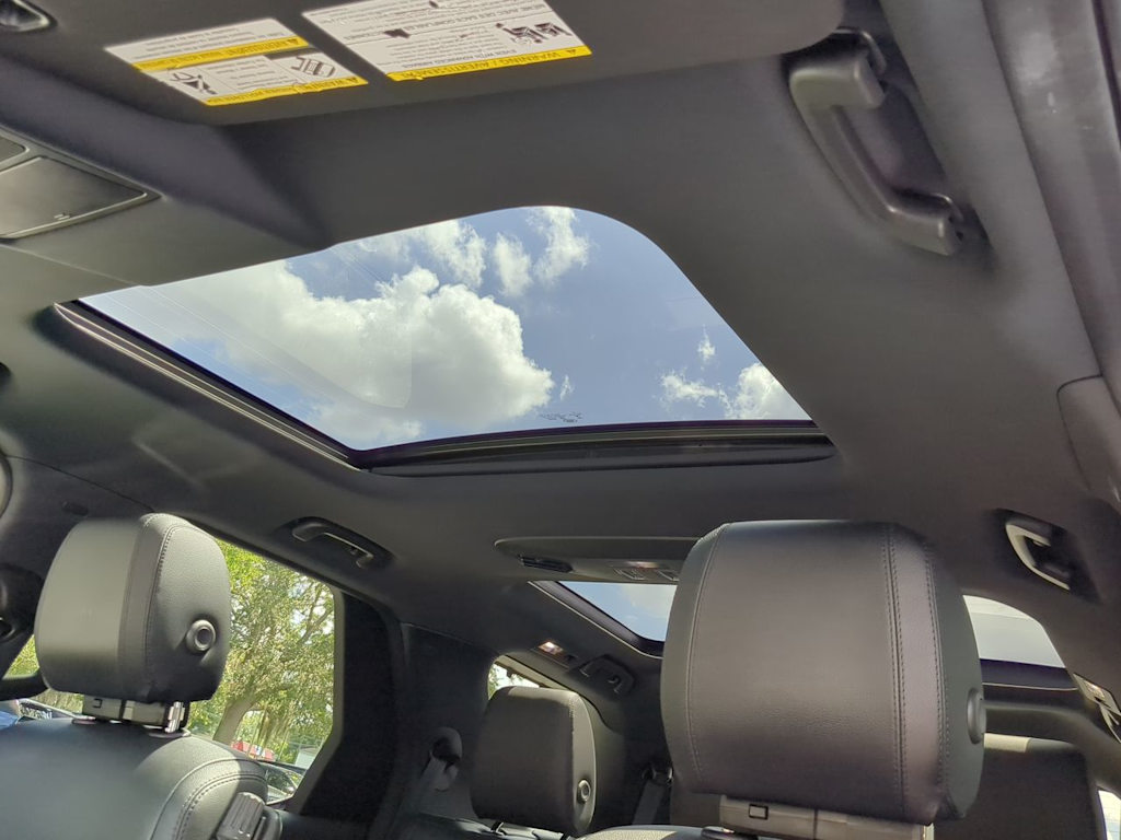 Thumbnail: 2020 Land Rover Discovery - 26