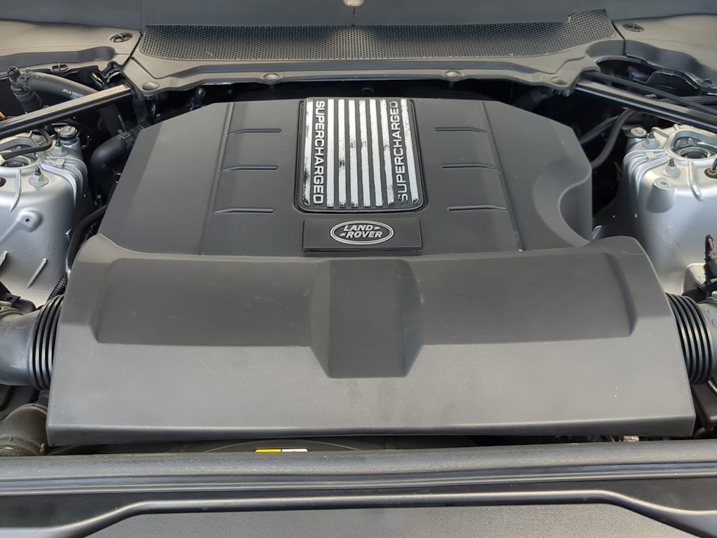 Thumbnail: 2020 Land Rover Discovery - 16