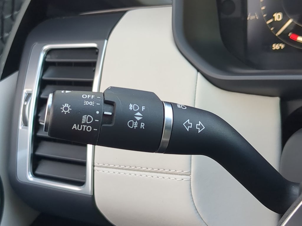 Thumbnail: 2025 Land Rover Discovery - 15