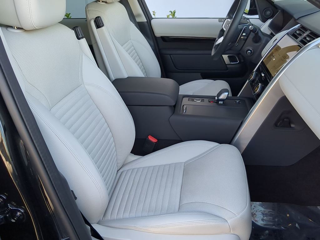 Thumbnail: 2025 Land Rover Discovery - 11