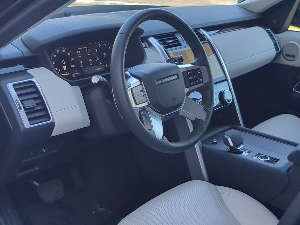 Thumbnail: 2025 Land Rover Discovery - 2