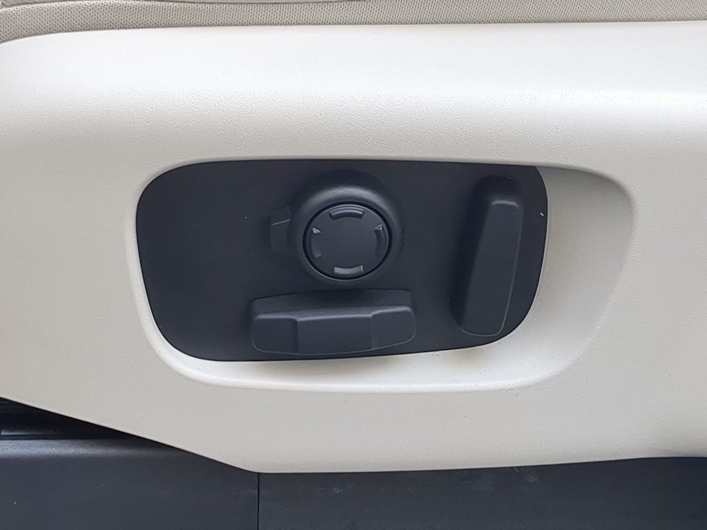 Thumbnail: 2025 Land Rover Discovery - 26