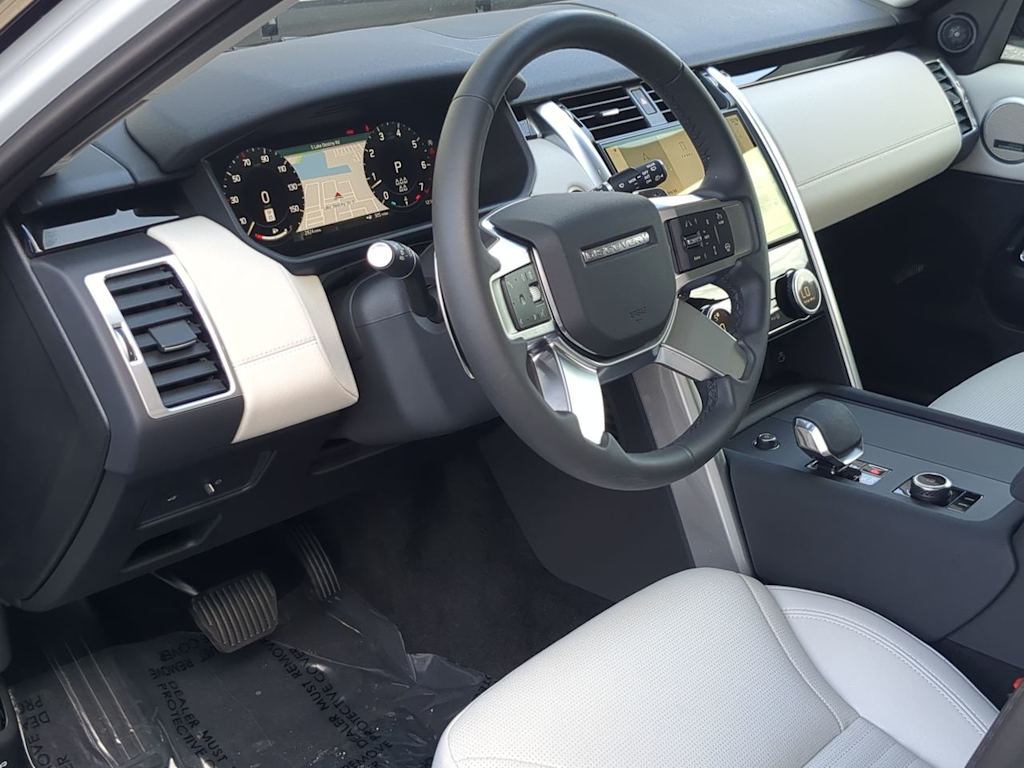 Thumbnail: 2025 Land Rover Discovery - 2