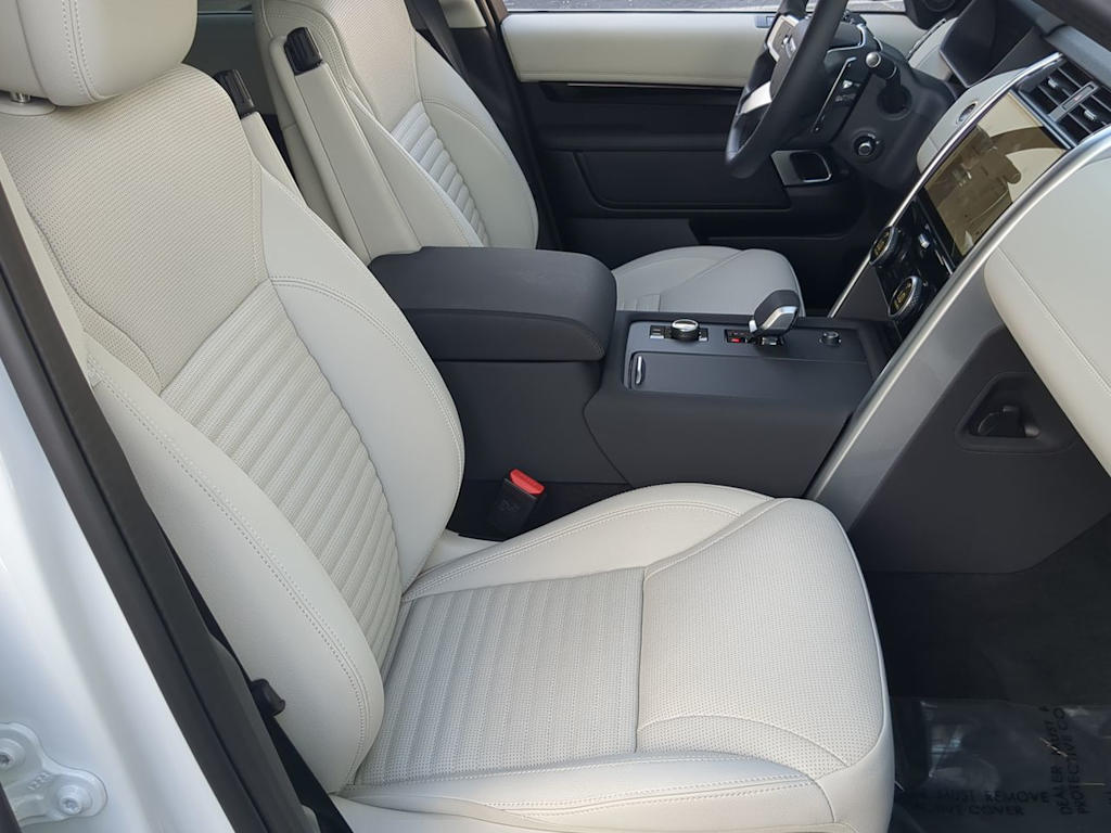 Thumbnail: 2025 Land Rover Discovery - 11