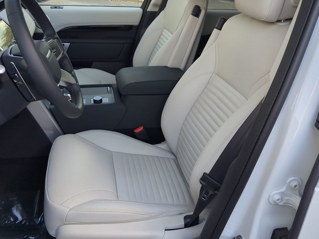 Thumbnail: 2025 Land Rover Discovery - 10