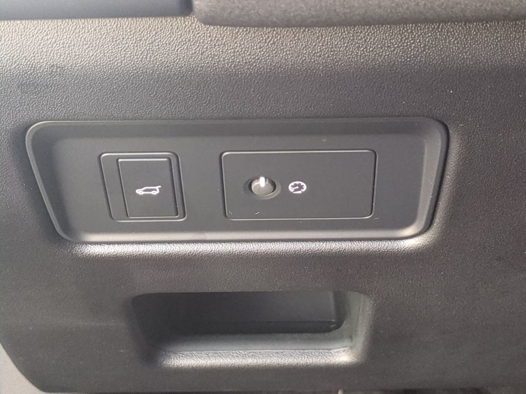 Thumbnail: 2025 Land Rover Discovery - 26