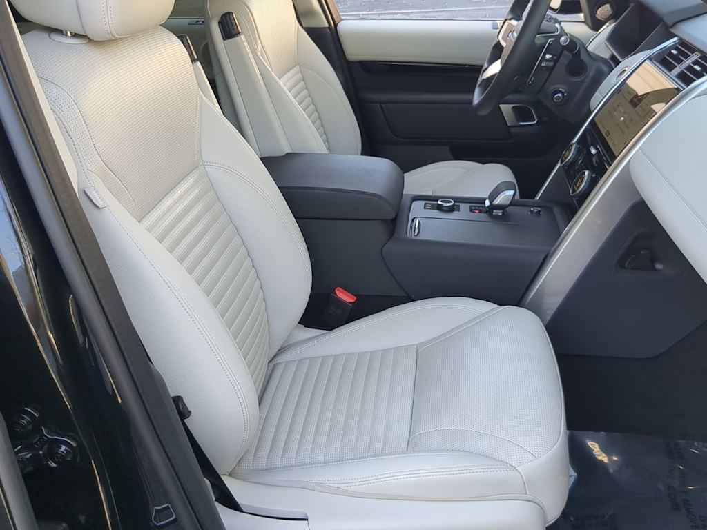 Thumbnail: 2025 Land Rover Discovery - 11