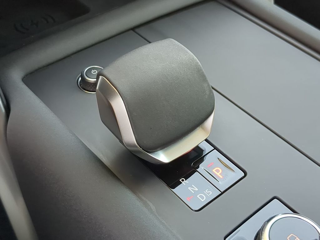 Thumbnail: 2025 Land Rover Discovery - 17