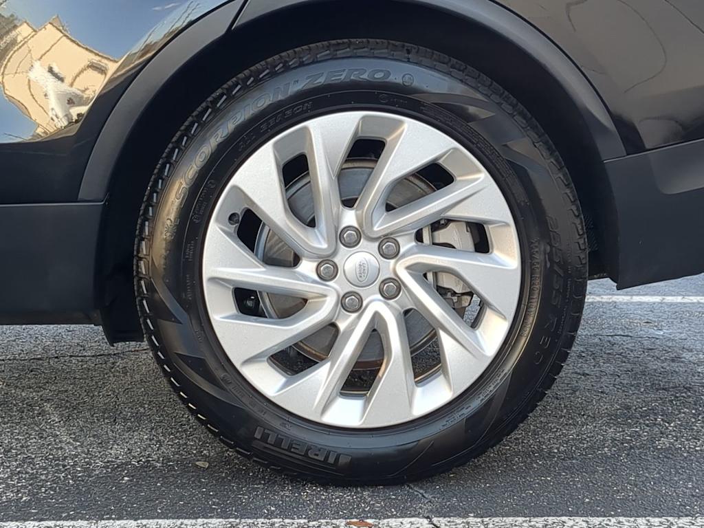 Thumbnail: 2025 Land Rover Discovery - 8