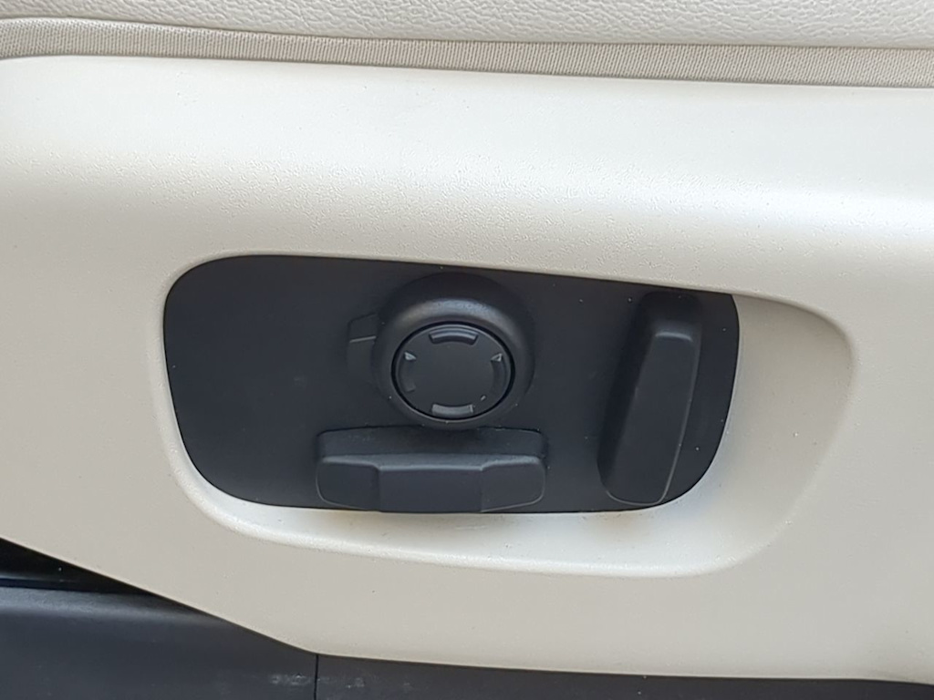 Thumbnail: 2025 Land Rover Discovery - 23