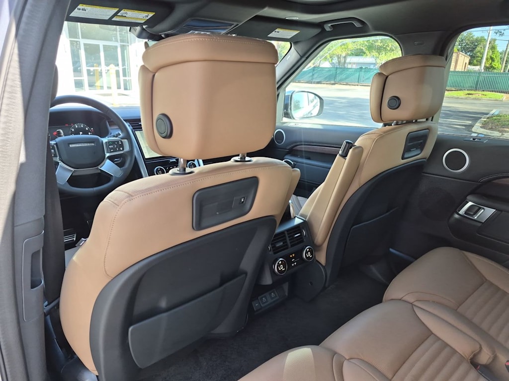 Thumbnail: 2025 Land Rover Discovery - 13