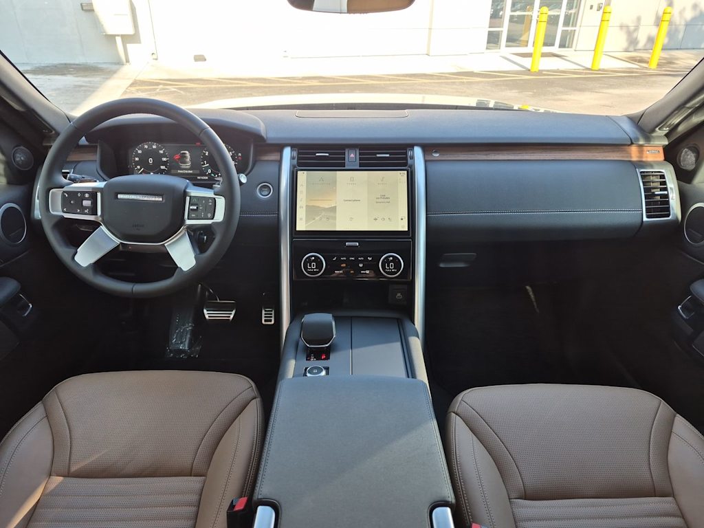 Thumbnail: 2025 Land Rover Discovery - 10