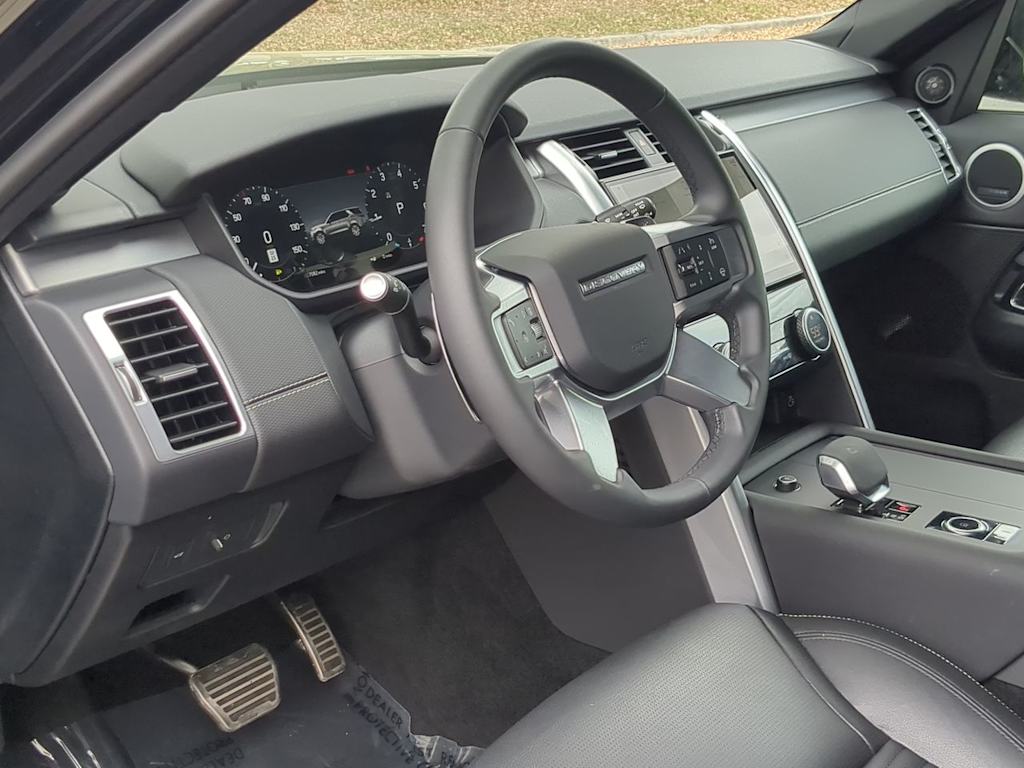 Thumbnail: 2025 Land Rover Discovery - 2