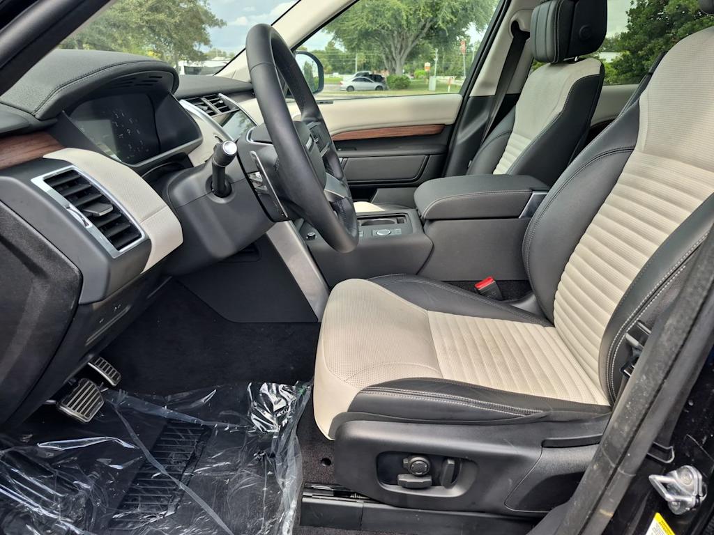 Thumbnail: 2025 Land Rover Discovery - 8