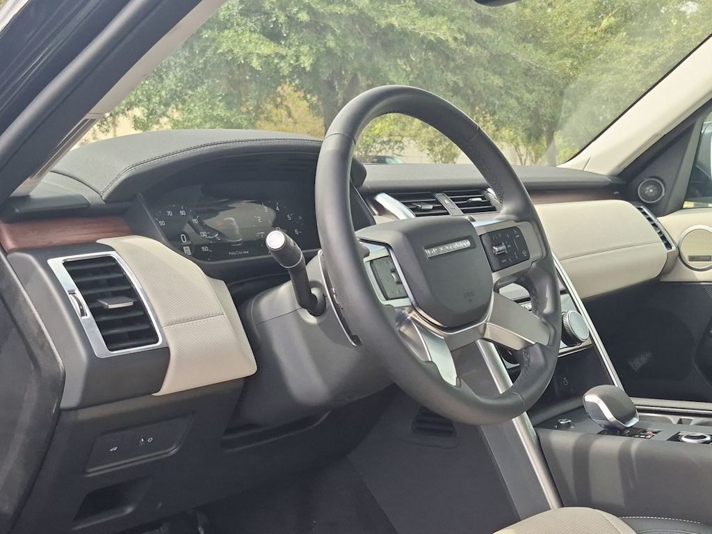 Thumbnail: 2025 Land Rover Discovery - 2