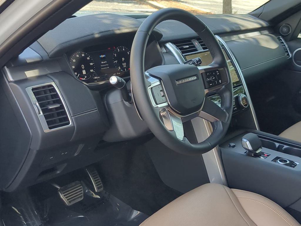 Thumbnail: 2025 Land Rover Discovery - 2