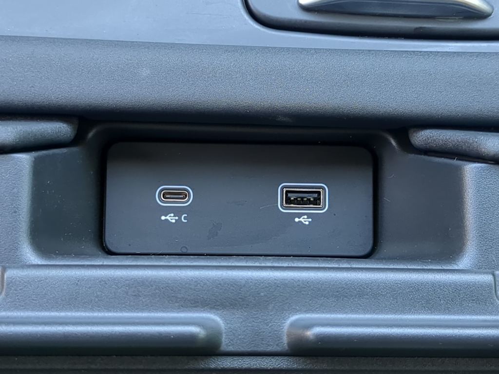 Thumbnail: 2023 Land Rover Discovery - 38