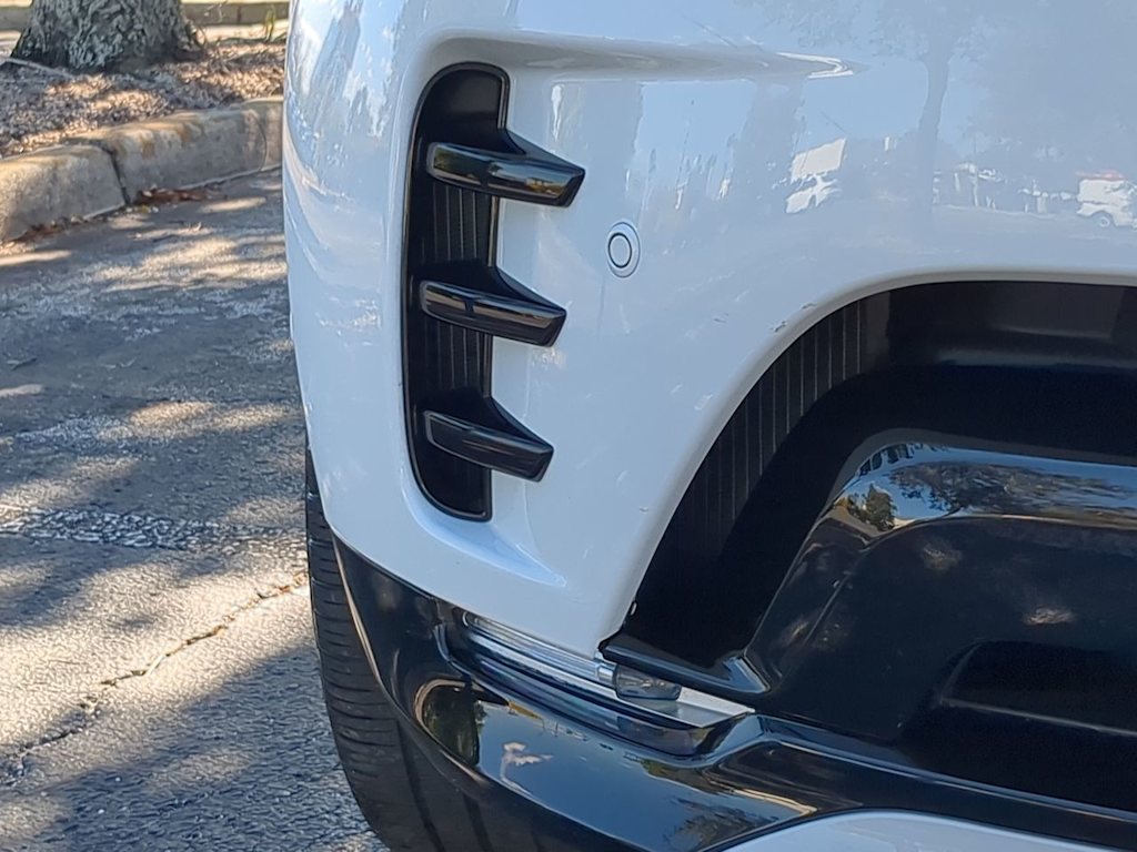 Thumbnail: 2023 Land Rover Discovery - 6