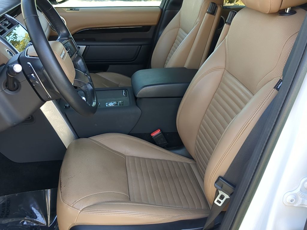 Thumbnail: 2023 Land Rover Discovery - 10