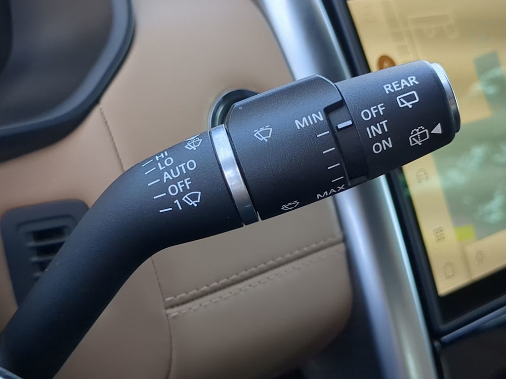 Thumbnail: 2023 Land Rover Discovery - 32