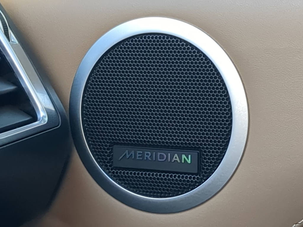 Thumbnail: 2023 Land Rover Discovery - 37