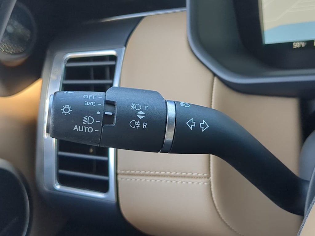 Thumbnail: 2023 Land Rover Discovery - 33