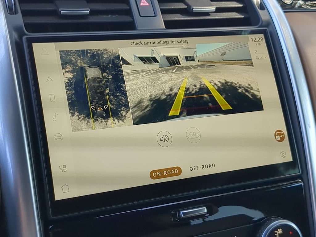 Thumbnail: 2023 Land Rover Discovery - 36