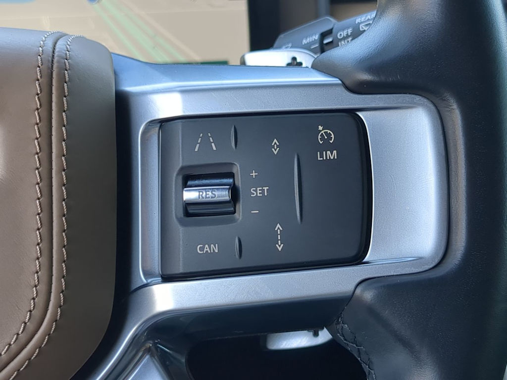 Thumbnail: 2023 Land Rover Discovery - 31