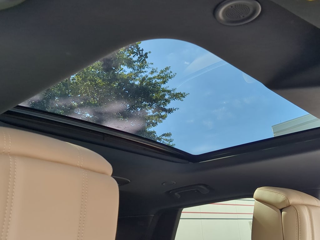 Thumbnail: 2023 Land Rover Discovery - 25