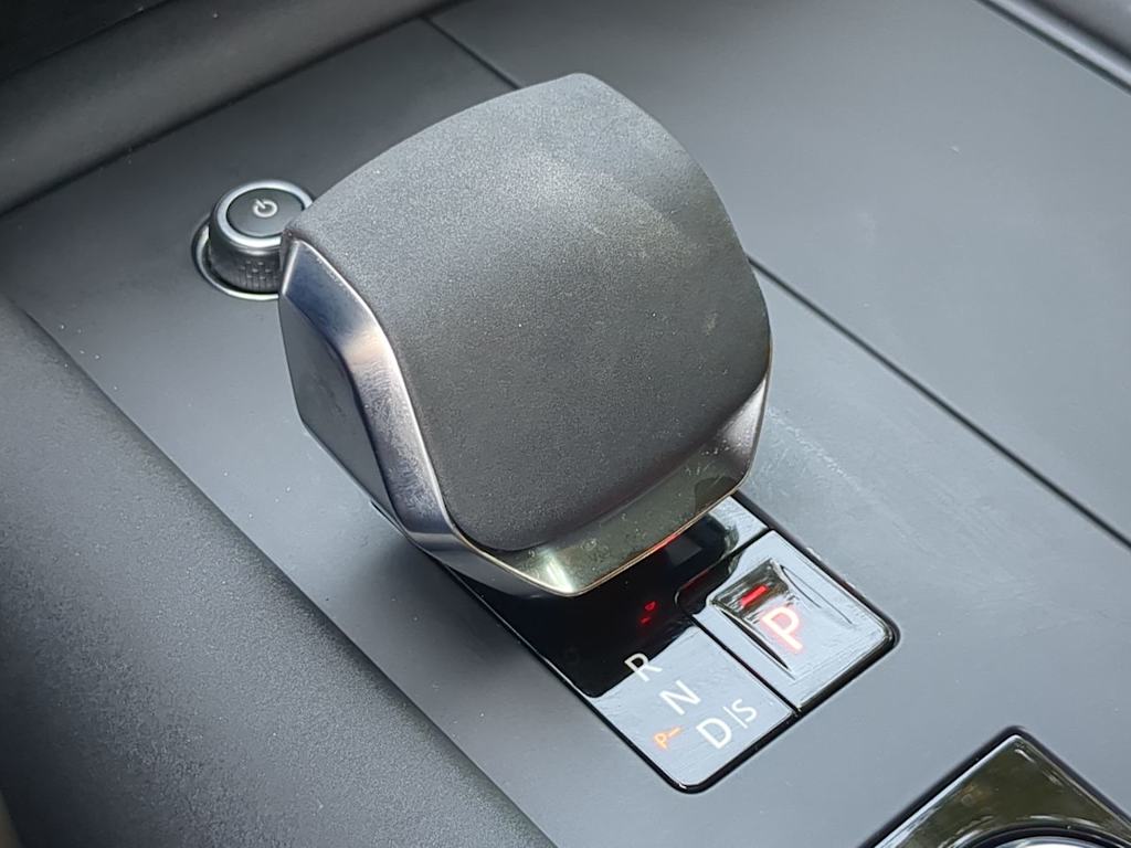 Thumbnail: 2023 Land Rover Discovery - 16