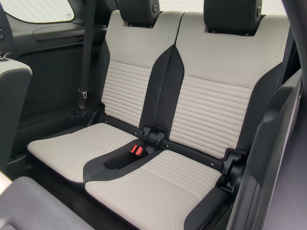 Thumbnail: 2023 Land Rover Discovery - 38